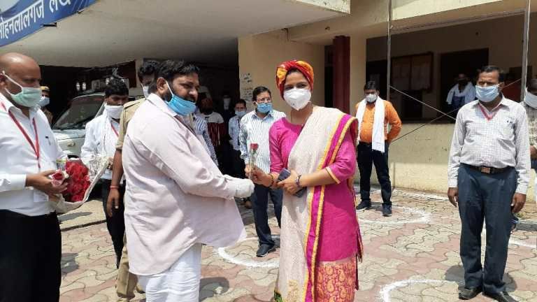 सांसद कौशल किशोर ने मोहनलालगंज एसडीएम पल्लवी मिश्रा व तहसीलदार और तहसील प्रशासन के लोगों को फूल देकर किया सम्मानित | New India Times