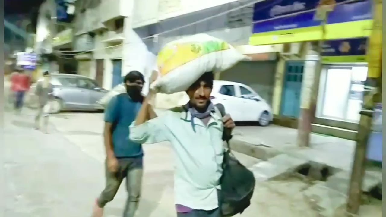 झांसी से पैदल निकले 11 श्रमिक 10 दिनों में पहुंचे बहराइच | New India Times