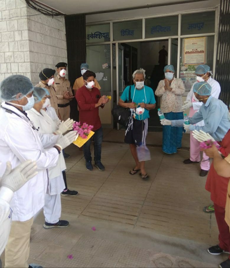 राजस्थान सरकार की कड़ी मेहनत के मुकाबले कोराना तोड़ने लगा है दम, 90 वर्षीय पाॅजिटिव बुजुर्ग मरीज भी ठीक होकर पहुंचा अपने घर | New India Times