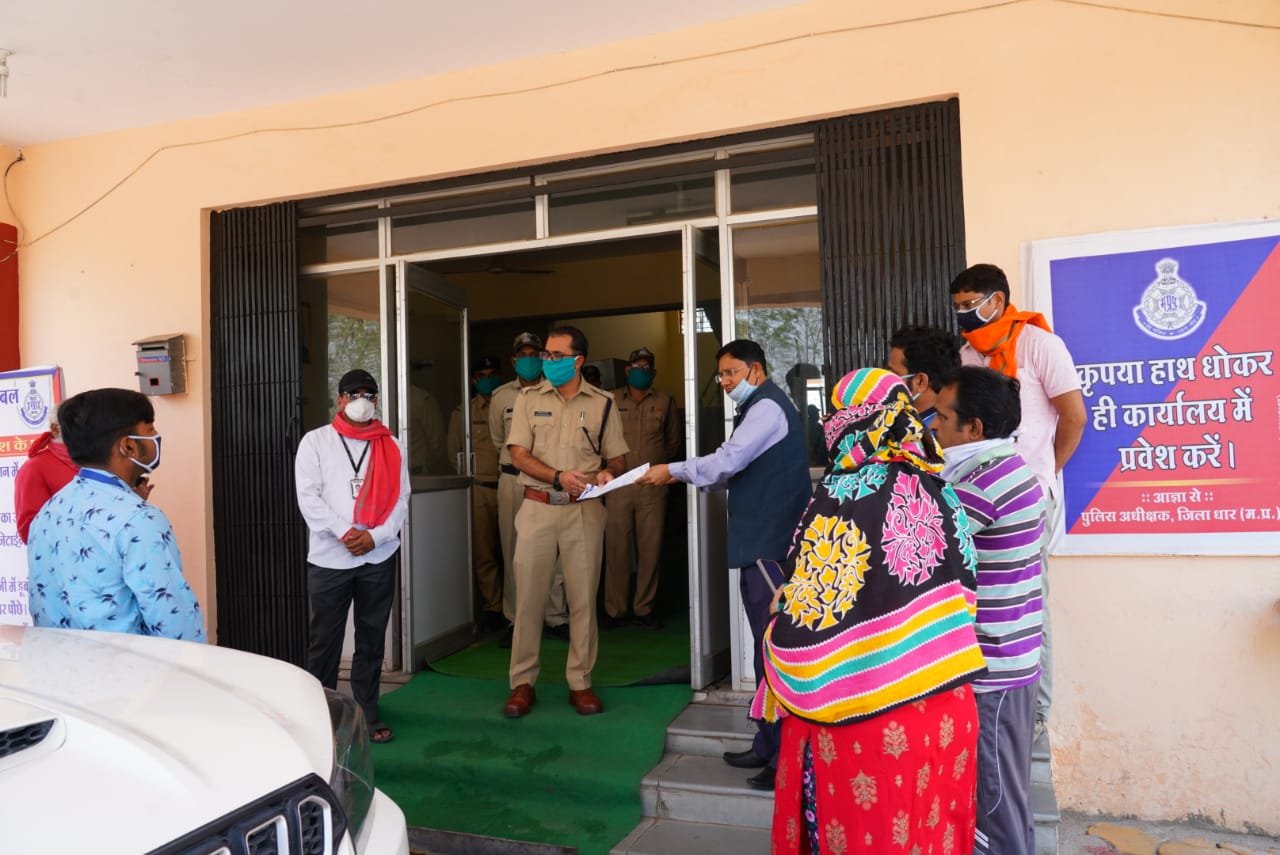 पत्रकारों के साथ हो रहे उत्पीड़न के मामलों में मुख्यमंत्री के नाम एसपी को सौंपा गया ज्ञापन, दो पुलिसकर्मी लाइन अटैच, धामनोद और बदनावर मामले में निष्पक्ष जांच का दिलाया गया भरोसा | New India Times