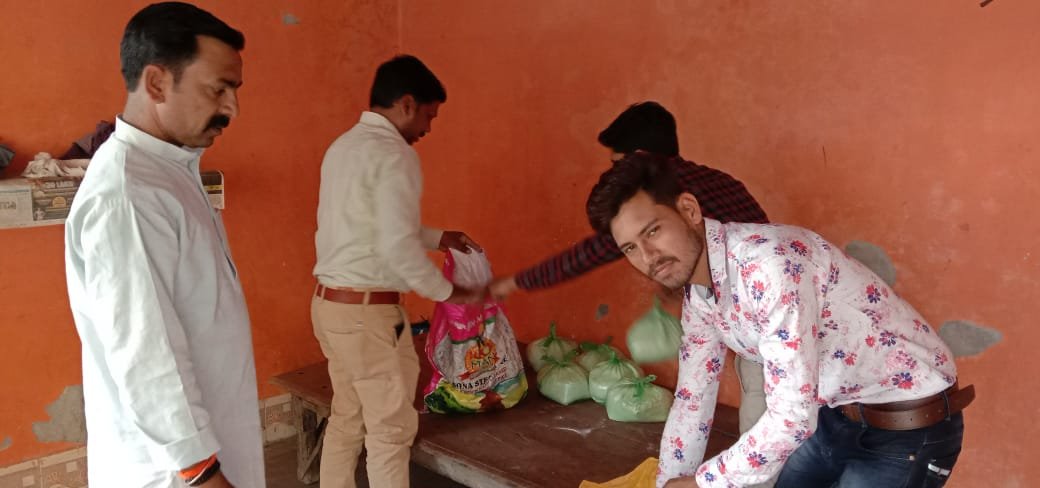 किसान कांग्रेस के सह मंडल प्रभारी श्री कुमार पंकज के नेतृत्व में लगातार बांटी जा रही जरूरतमंदों को राहत सामग्री | New India Times