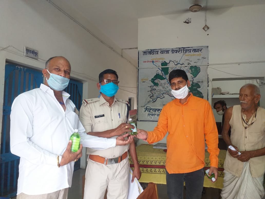 देवरी भाजपा मंडल अध्यक्ष दीपेश जैन ने किया सैनिटाइजर का वितरण | New India Times