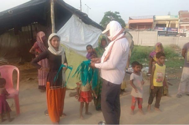 झोपडीपट्टी में रहने वालों को मास्क देकर कोरोना के प्रति किया गया जागरूक, घर में मास्क बनवाकर बांट रहे हैं समाजसेवी | New India Times