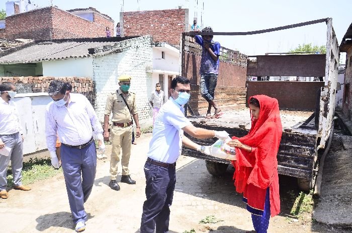 जिला न्यायालय के जजों की टीम भी मदद को आई आगे, लाॅक डाउन से प्रभावित लोगों को घूम-घूमकर खाद्यान्न के पैकेट दे रहे हैं चार जज | New India Times