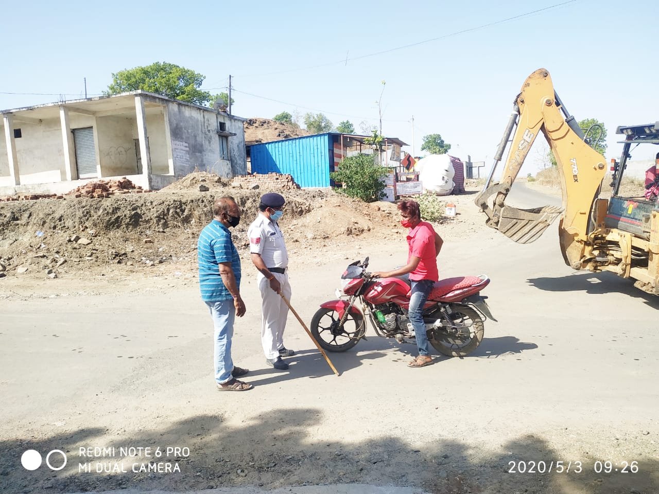 दूसरे जिलों से आने वाले दो पहिया वाहनों व व्यापारियों के नहीं मानने पर पुलिस प्रशासन ने अपनाया कड़ा रुख | New India Times
