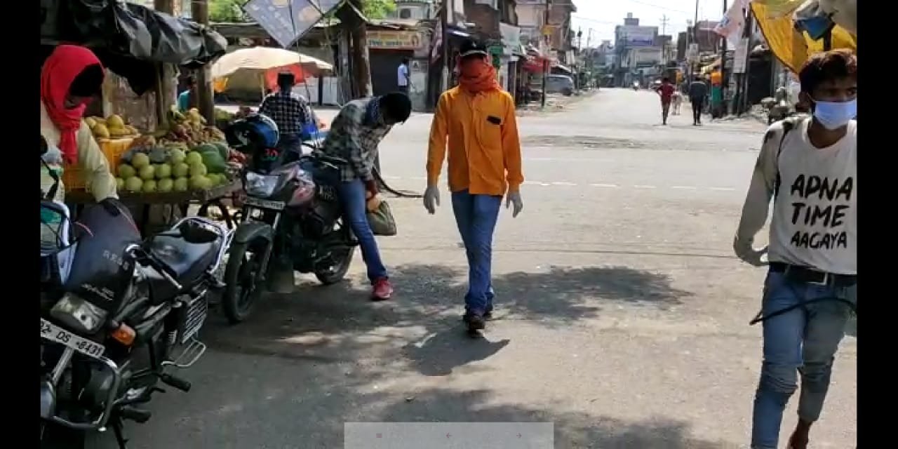 सामाजिक विचार फाउंडेशन के कार्यकर्ताओं द्वारा डोर टू डोर सभी कस्बों व गलियों-मोहल्लों में किया जा रहा है सैनिटाइज़र का छिड़काव | New India Times