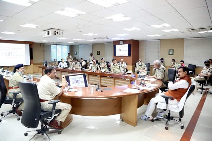 डायल 100 घर जाकर दर्ज करेगी एफआईआर, उच्चतम वेतनमान पर कार्यरत पुलिसकर्मियों को पदनाम देने पर सहमति: मंत्री डॉ. नरोत्तम मिश्रा | New India Times