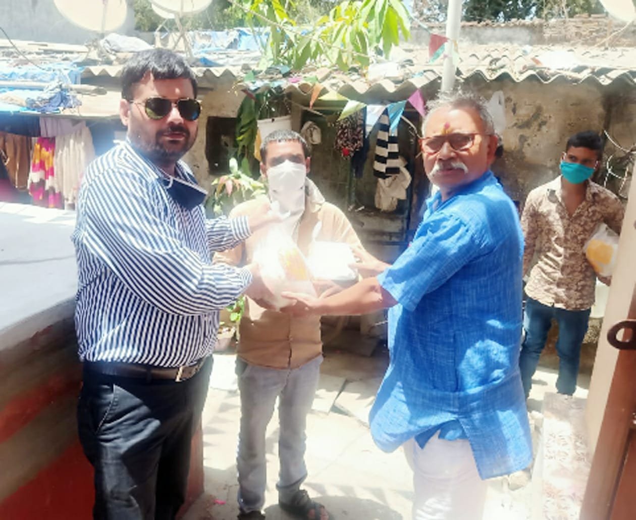 पालघर जिला के बोईसर में फंसे झाबुआ व अलिराजपुर जिला के 200-250 मजदूरों को राष्ट्रीय मानवाधिकार एवं महिला बाल विकास आयोग की पहल पर पहुंचाई गई भोजन एवं राशन सामग्री | New India Times