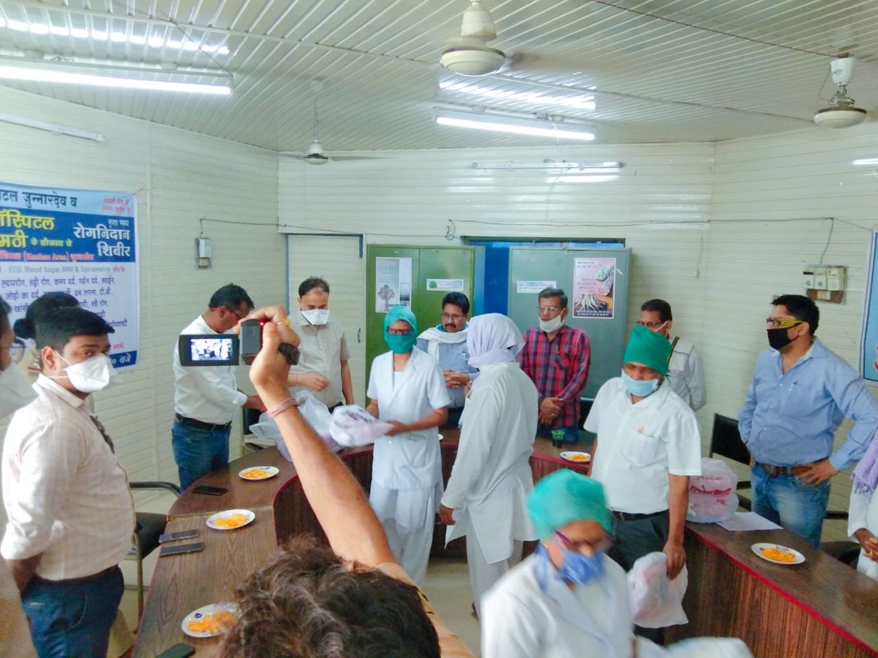 महामहिम राज्यपाल अनुसुइय उइके के सौजन्य से वेकोली केंद्रीय चिकित्सालय में डाक्टरों व स्वास्थ्य कर्मियों को किए गए पीपीई किट वितरित | New India Times