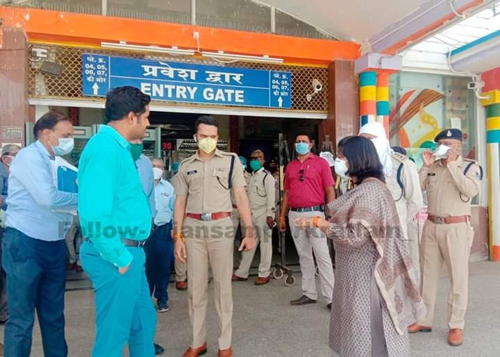 कलेक्टर ने लिया रतलाम एंट्री पॉइंट पर आने वाली श्रमिक ट्रैन की व्यवस्थाओं का जायजा  | New India Times