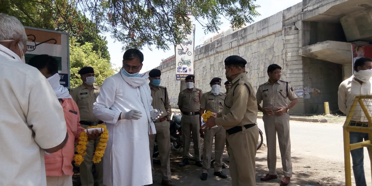 झाँसी के जन सेवियों ने कोराना यौद्धाओं का किया सम्मान, पत्रकार व सफाई कर्मचारी भी हुए सम्मनित | New India Times