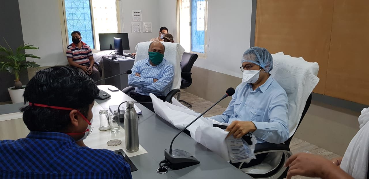 स्व सहायता समूह ने बनाई पीपीई किट, संभागायुक्त श्री त्रिपाठी ने सराहा | New India Times