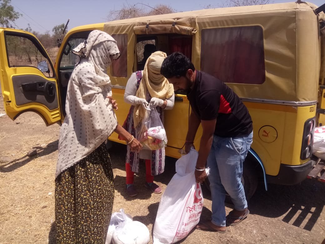 कोरोना महमारी में कम नहीं हैं मदद करने वाले, आदिवासी बेसहारा महिलाओं को राशन देकर बढ़ाये मदद के हाथ | New India Times