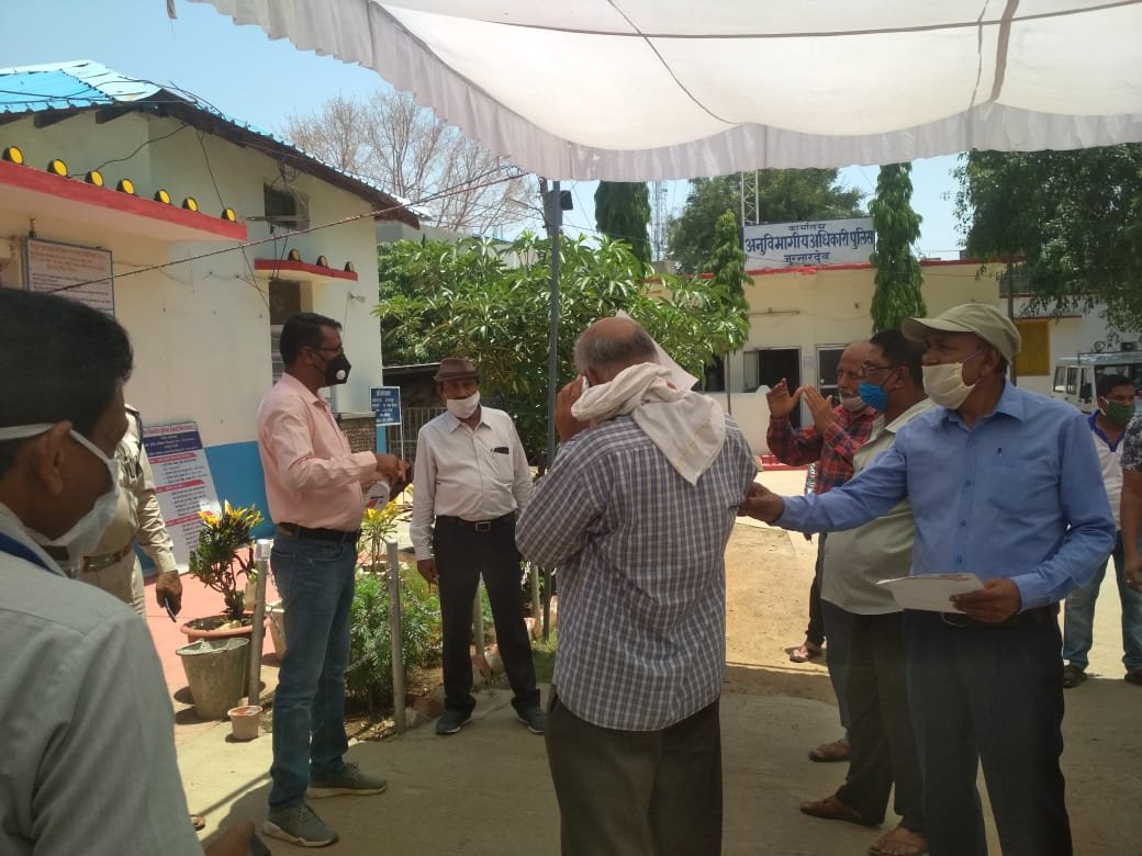 दुकानें खुलवाने की मांग को लेकर व्यापारियों ने एसडीएम को सौंपा ज्ञापन | New India Times