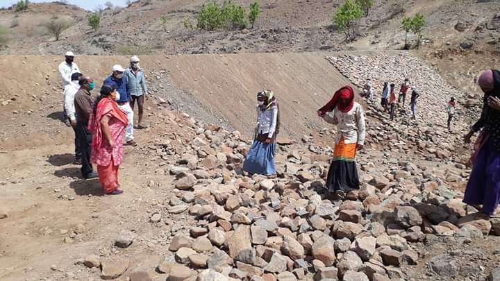 कलेक्टर श्रीमती सुरभि गुप्ता ने जल संवर्धन कार्यों का किया निरीक्षण, निर्माण स्थल पर लगे श्रमिकों से की चर्चा | New India Times