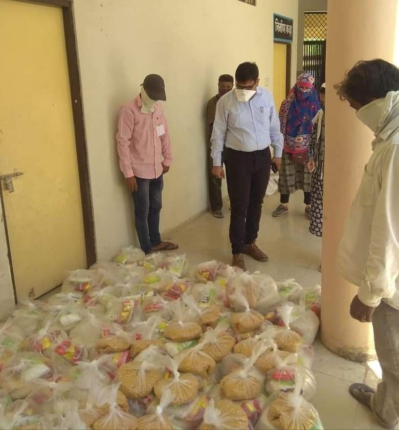 जरूरतमंद लोगों तक जिला प्रशासन द्वारा अन्नपूर्णा रथ के माध्यम से पहुंचाये जा रहे हैं राशन के पैकेट | New India Times