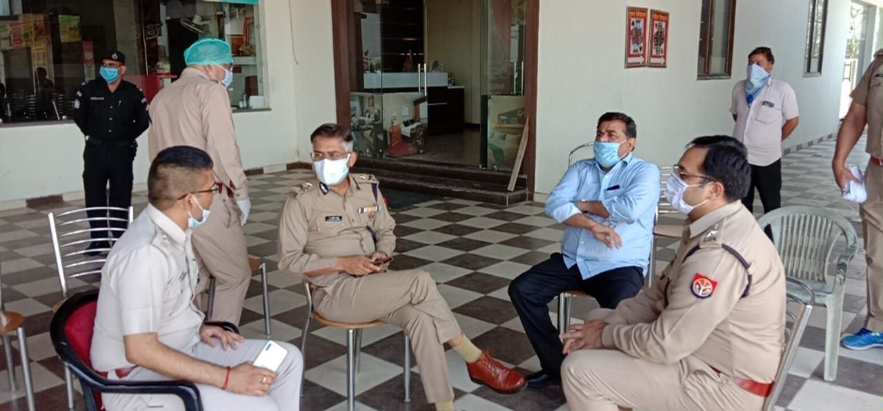 प्रवासी मजदूरों के भोजन आदि की व्यवस्थाओं का डीएम ने लिया जायजा  | New India Times