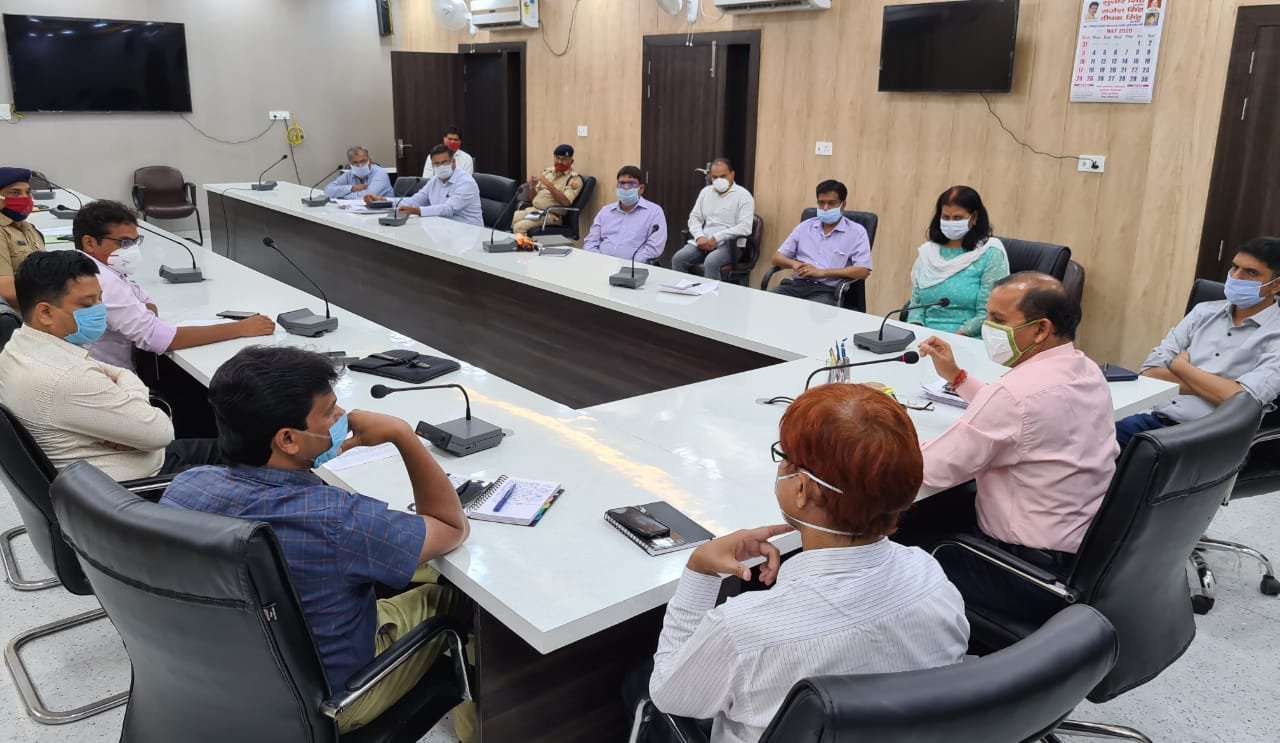 मंडलायुक्त श्री सुभाष चंद्र शर्मा ने आयुक्त सभागार में कोविड-19 को लेकर जिलाधिकारी सहित विभिन्न विभागों के अधिकारियों से की चर्चा, दिये दिशा-निर्देश | New India Times