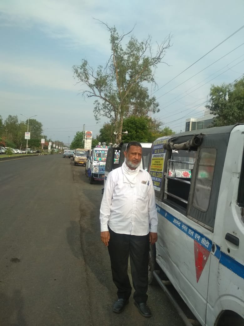 मुख्यमंत्री जी ज़रा एक नज़र इधर भी:<br>कोविड 19 राहत कार्य में लगे टाटा मेजिक एवं लोडिंग आटो ड्राइवरों की नहीं हो रही है कोई सुनवाई | New India Times