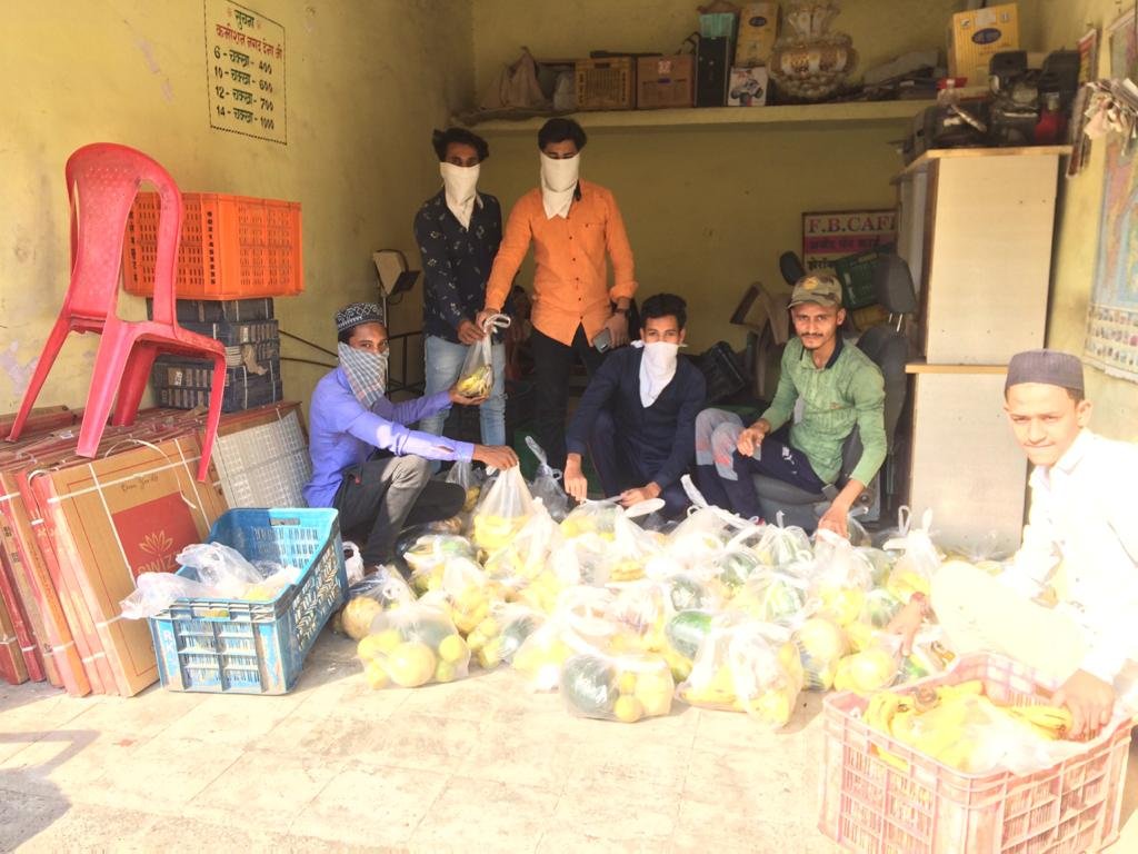 मुक्ताईनगर शहर के मुस्लिम नौजवानों ने जरूरतमंदों को बांटे फल | New India Times