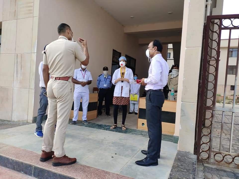 कलेक्टर श्री तरुण पिथोड़े एवं डीआईजी शहर श्री इरशाद वली ने आरजीपीवी स्थित क्वॉरेंटाइन सेंटर का किया औचक निरीक्षण | New India Times