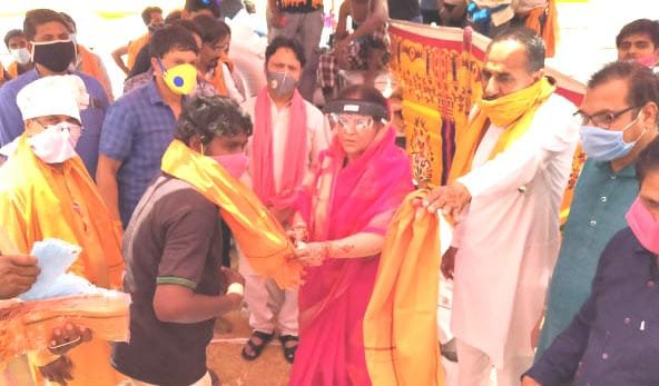 भाजपा किसान मोर्चा ने जनजागरूकता के तहत उपार्जन केंद्रों पर जाकर कोरोना बचाव के तीन उपाय बताए एवं कोरोना बचाव सामग्री की वितरित | New India Times