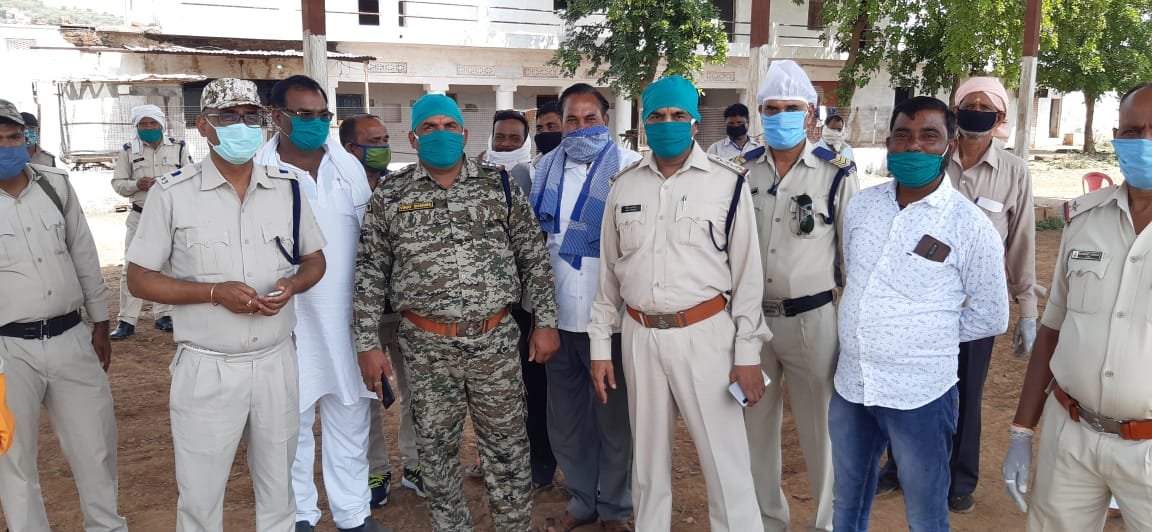 ग्वालियर शहर में प्रवेश करने वाले अन्य राज्यों एवं जिलों के मजदूर यात्रियों को वितरित किया गया भोजन | New India Times