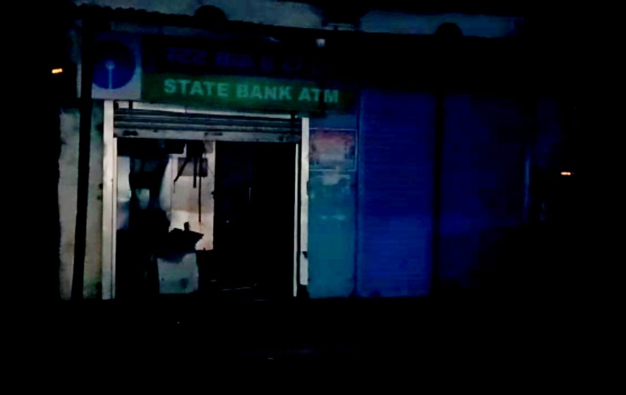 लाॅक डाउन में पुलिस बंदोबस्त की खुली पोल, बेखौफ बदमाशों ने डायनामाइट से एटीएम को उड़ाया और माउजर की नोंक पर ग्रामीणों को धमकाते हुए लाखों की नगदी लूटकर हुए फरार, जिले में पहले भी बदमाश इसी तरह एटीएम में विस्फोट कर दे चुके हैं लाखों के लूट की वारदात को अंजाम | New India Times