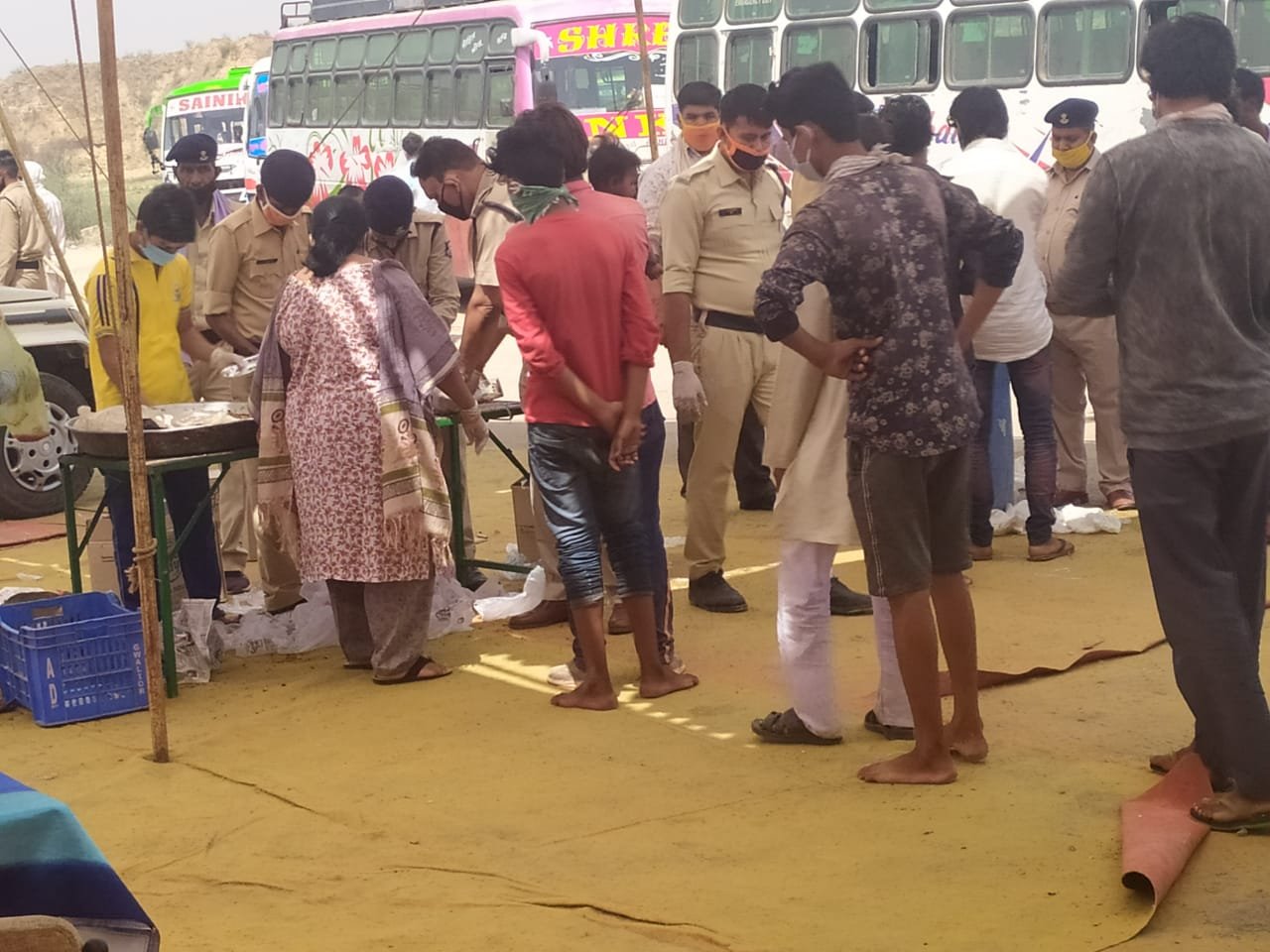 मजदूरों के पलायन को देखते हुए डिविज़नल कमांडेंट श्रीमती संगीता शाक्य अपनी टीम के साथ मजदूरों को करा रही हैं भोजन-पानी की व्यवस्था | New India Times