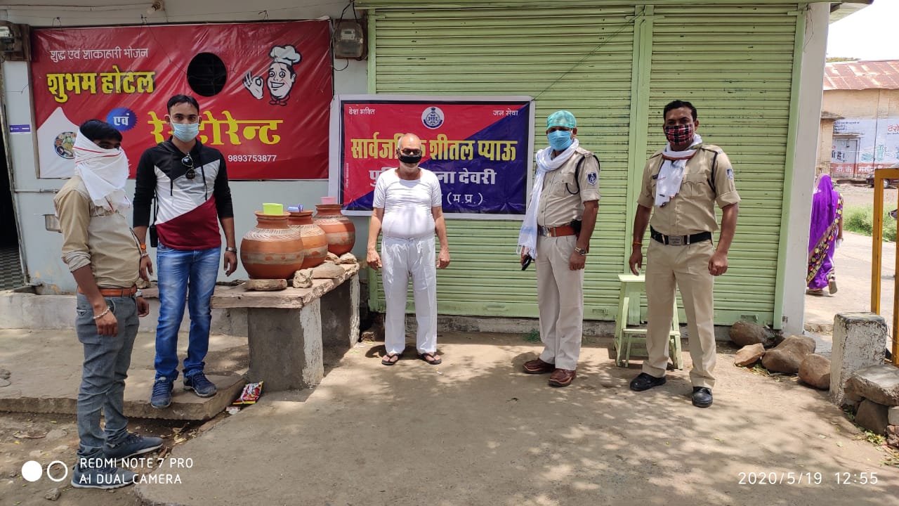 प्यासे को पानी और भूखे को भोजन कराना ही सबसे बडा धर्म व पुन्य: थाना प्रभारी रामेश्वर ठाकुर | New India Times