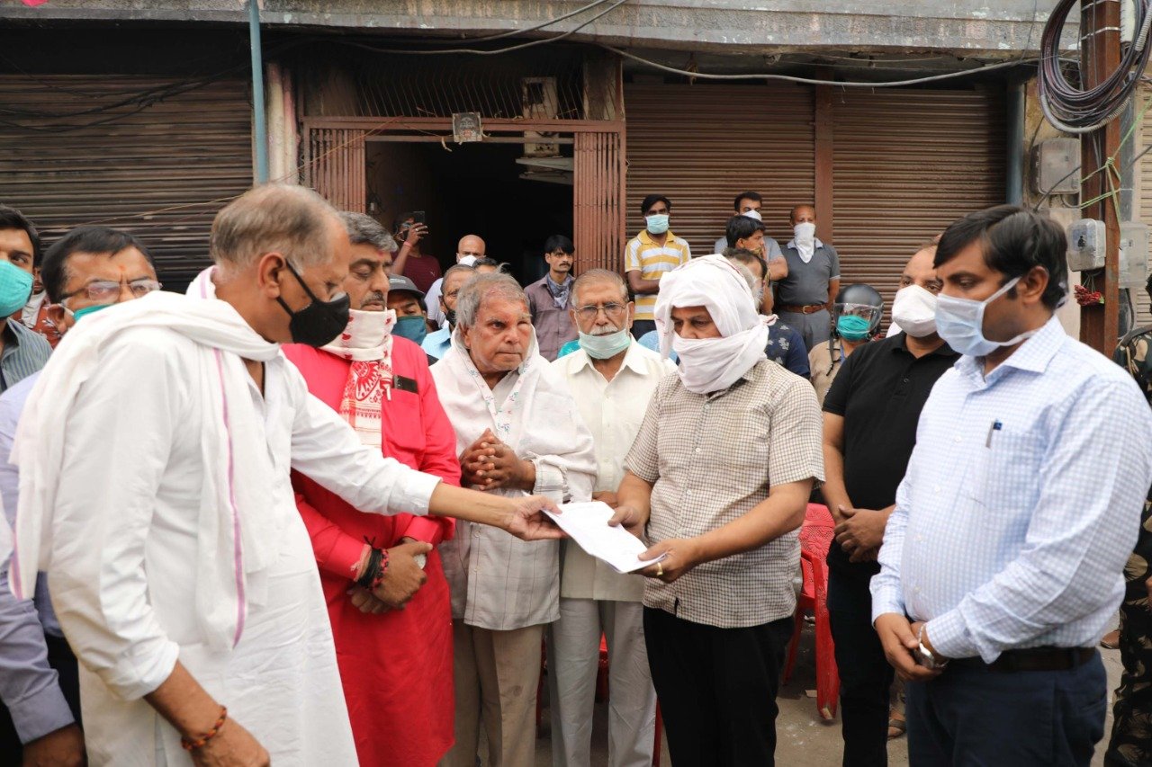 कलेक्टर, एसपी एवं जनप्रतिनिधियों ने अग्नि दुर्घटना में मृत 7 व्यक्तियों के परिजनों को दी 28 लाख की सहायता,<br>गोयल परिवार के घर पहुंचकर की चर्चा | New India Times