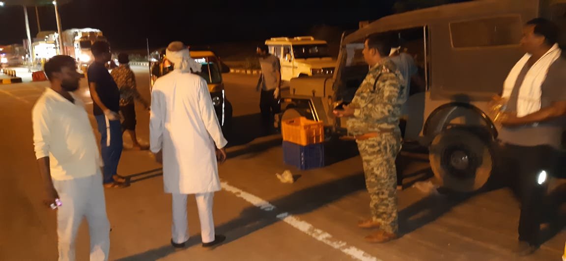 ग्वालियर एसपी नवनीत भसीन के निर्देशानुसार और एडिशनल एसपी सतेंद्र सिंह तोमर के मार्गदर्शन में यात्रियों को वितरित किये गये भोजन | New India Times