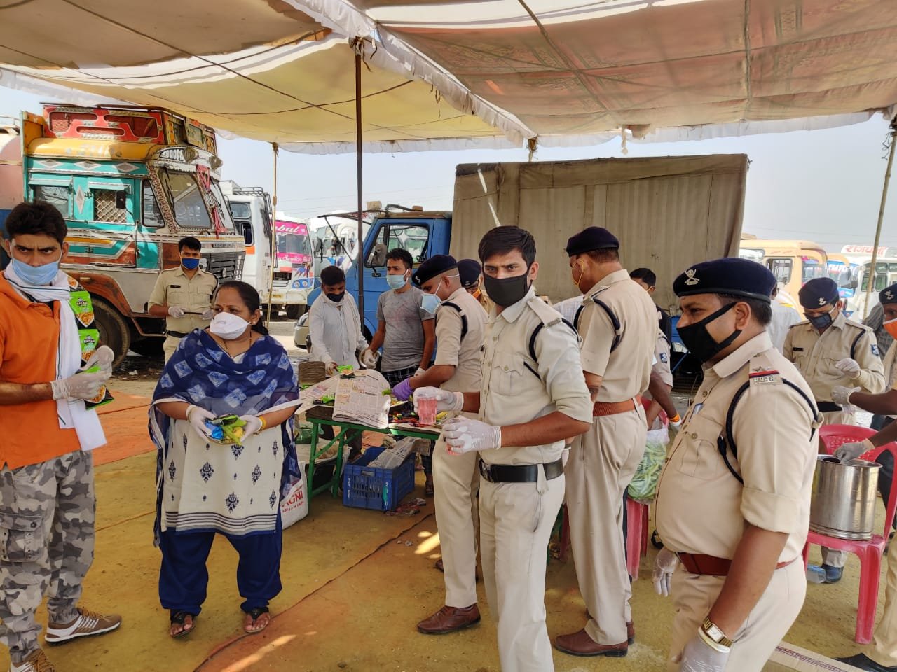 डिविज़नल कमांडेंट संगीता शाक्य और उनकी टीम ने मास्क, सेनेटाइजर और भोजन सामग्री का किया वितरण | New India Times
