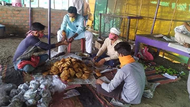 पूर्व कैविनेट मंत्री एवं देवरी विधायक हर्ष यादव ने प्रवासी मजदूरों के लिए लगाया लंगर, विधायक हर्ष यादव के द्वारा खाने पीने की व्यवस्था कर लोगों को घर पहुंचाने की हो रही है व्यवस्था | New India Times
