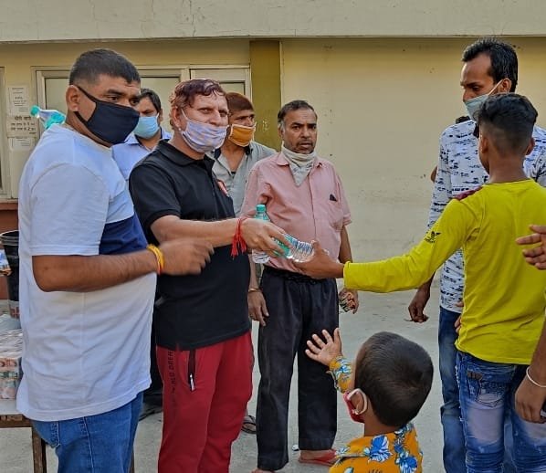 प्रशासन ने बिना तैयारी के मथुरा के घनी आबादी में लगभग 1500 प्रवासियों की जमा कर दी भीड़, भूख प्यास से परेशान लोगों के लिए ब्रज यातायात एवं पर्यावरण जन जागरूकता समिति ने किया नाश्ता-पानी का इंतजाम | New India Times