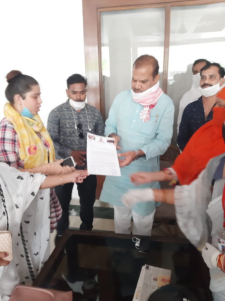 तीन महीने की स्कूल फीस माफ करने की मांग को लेकर आसरा सोसायटी ने दिया ज्ञापन | New India Times