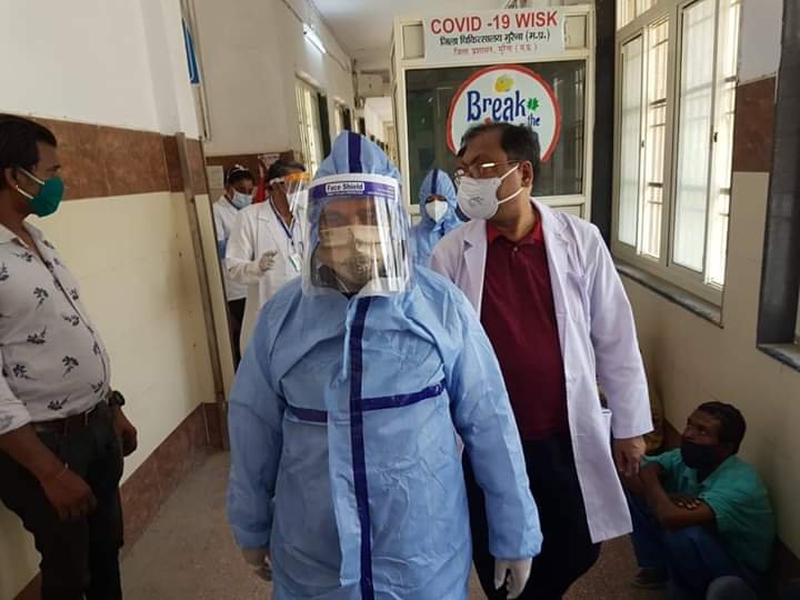 केन्द्रीय मंत्री नरेंद्र सिंह तोमर ने पीपीई किट पहनकर आईसोलेशन वार्ड में कोविड-19 के मरीजों की ली हालचाल | New India Times