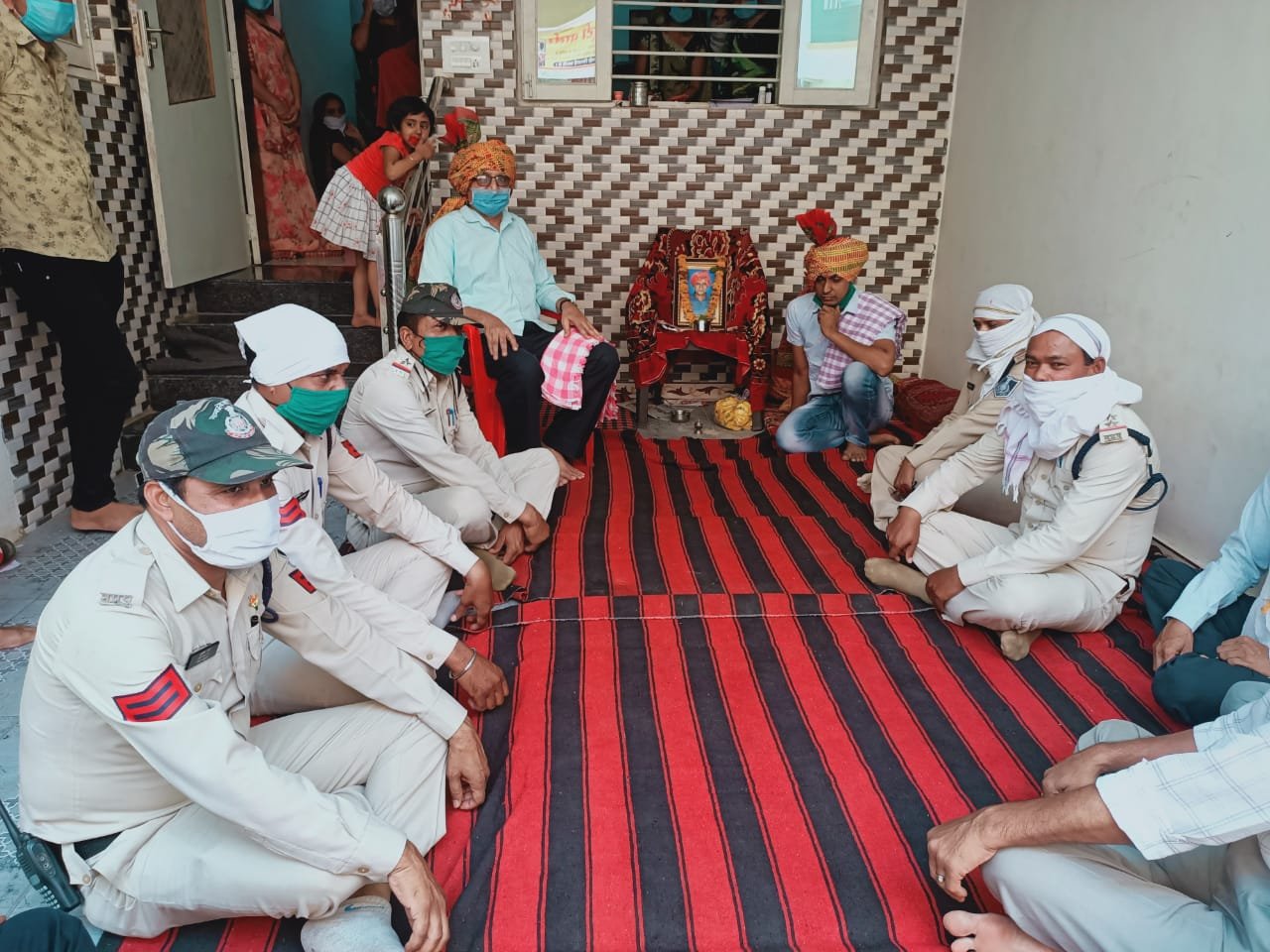 कोरोना वॉरियर्स प्रधान आरक्षक के शोक निवारण कार्यक्रम में पुलिस परिवार ने की शिरकत | New India Times