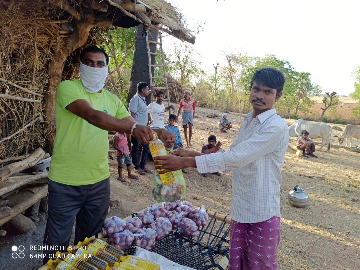 'एक कदम गांव की ओर' मुहिम में आकाश एवं अजाक्स सदस्य अजनार परिवार ने अपने गांव में मानवता का परिचय देते हुए वितरित किया राशन | New India Times