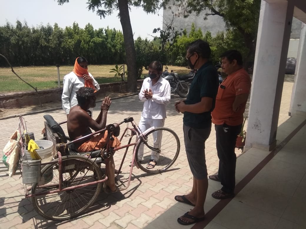 लॉकडाउन में असहाय, गरीबों व जरूरतमंदों का मसीहा बना राजीव गांधी पंचायती राज संगठन, संगठन द्वारा लगातार गरीबों में बांटी जा रही है खाद्यान्न सामग्री | New India Times