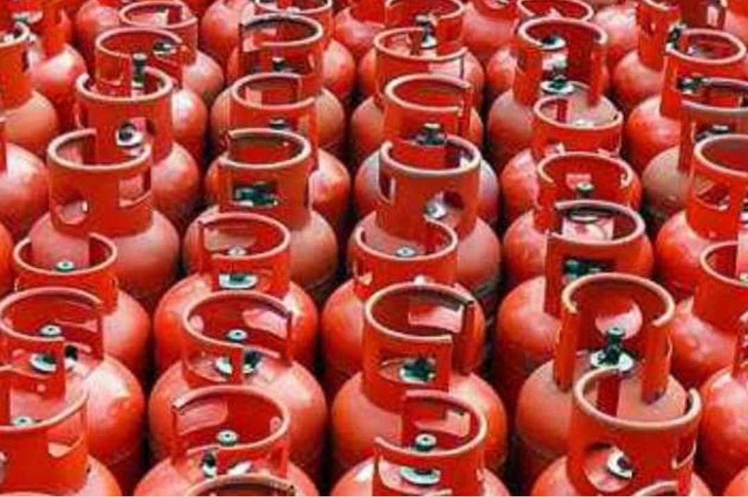 लॉकडाउन के बीच बड़ी राहत, सस्ता हुआ कॉमर्शियल और घरेलू सिलिंडर | New India Times