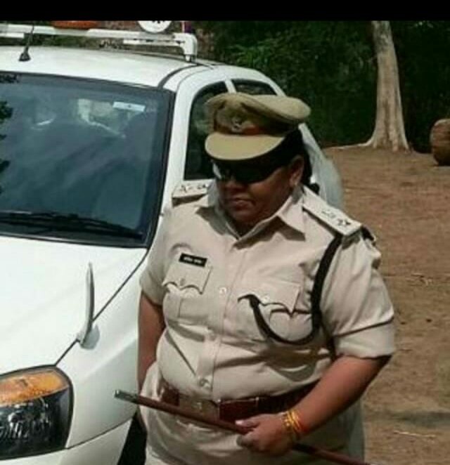 ग्वालियर-चंबल संभाग की डिविज़नल कमांडेंट संगीता शाक्य, जिला सैनानी अजय सिंह, एसडीईआरएफ पी सी ब्रजमोहन नरवरिया, पी सी सौरव त्रिपाठी के तत्वाधान में प्रवासी मजदूरों को किया गया भोजन वितरण | New India Times