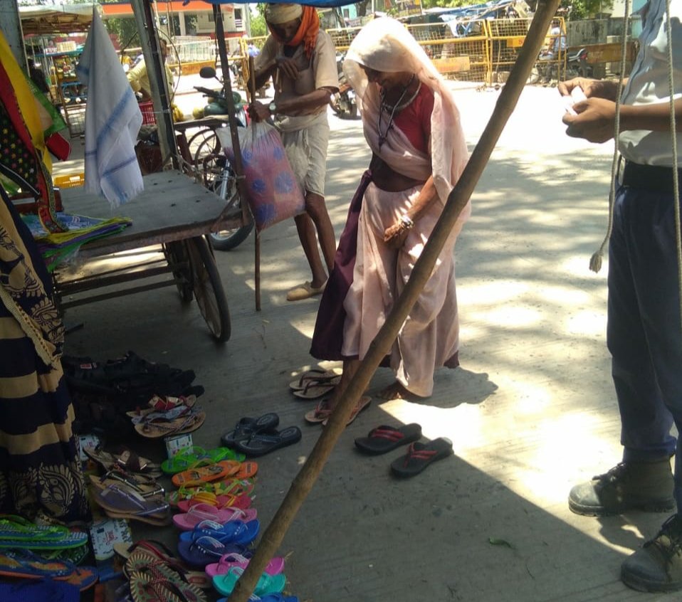 ट्रैफिक पुलिस के जवान का काबिले तारीफ कार्य: ड्यूटी के साथ-साथ कर रहे हैं प्रवासियों व जरूरतमंदों की मदद | New India Times