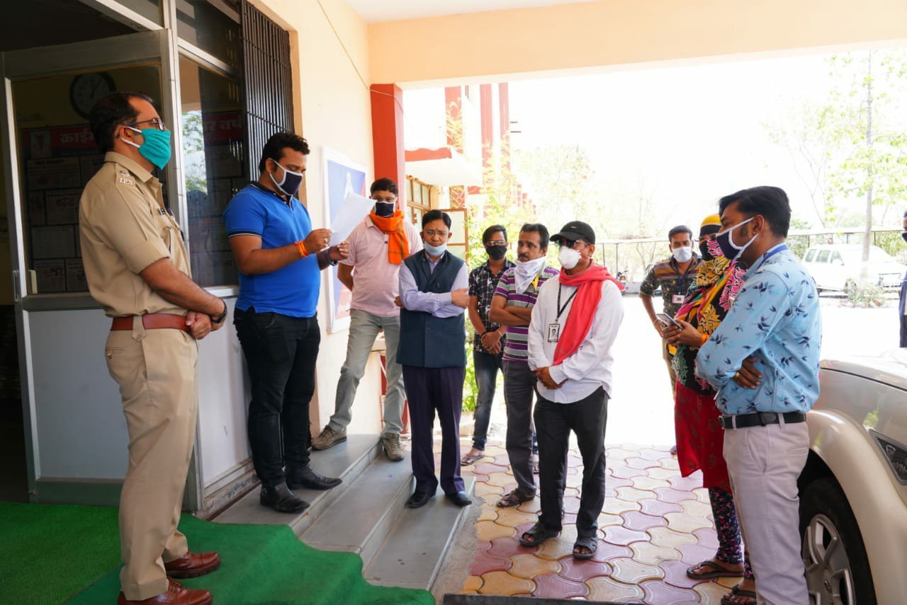 पत्रकारों के साथ हो रहे उत्पीड़न के मामलों में मुख्यमंत्री के नाम एसपी को सौंपा गया ज्ञापन, दो पुलिसकर्मी लाइन अटैच, धामनोद और बदनावर मामले में निष्पक्ष जांच का दिलाया गया भरोसा | New India Times