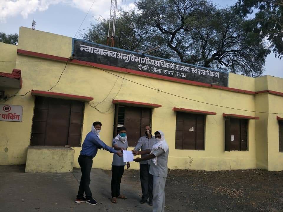 जैसीनगर काग्रेस ब्लाक अध्यक्ष दिलीप पटेल के समर्थन में देवरी पटेल समाज संघ अध्यक्ष ने दिया मुख्यमंत्री के नाम का ज्ञापन, राजनैतिक द्वेष भावना से बनाये गय फर्जी मामले की पुनः जांच कराने की मांग | New India Times