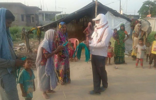 झोपडीपट्टी में रहने वालों को मास्क देकर कोरोना के प्रति किया गया जागरूक, घर में मास्क बनवाकर बांट रहे हैं समाजसेवी | New India Times