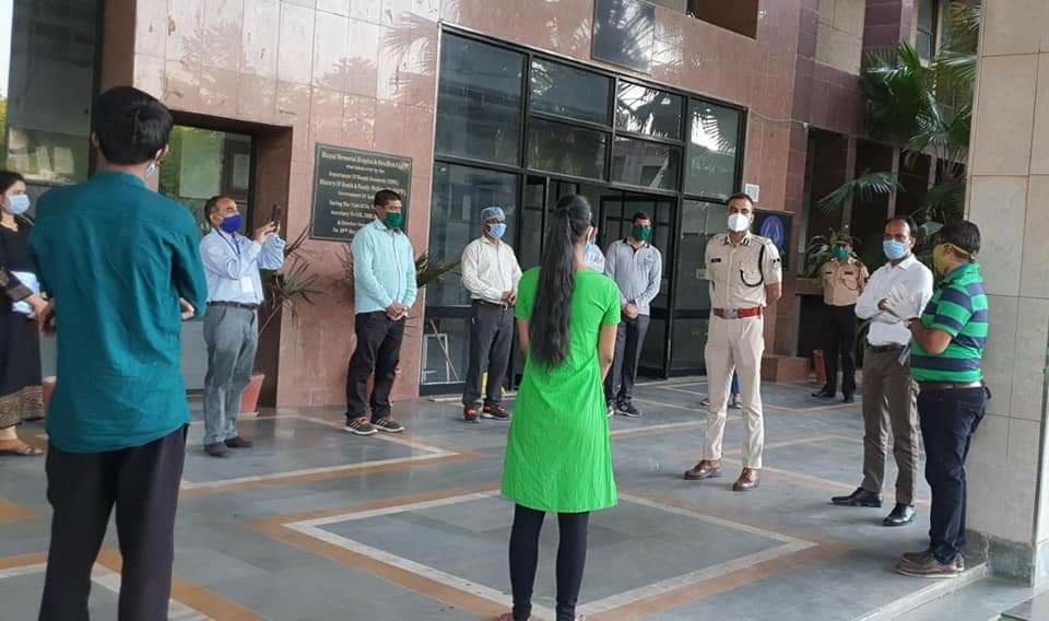 कोरोना योद्धाओं के मनोबल को बढ़ाने व चिकित्सा व्यवस्था का जायजा लेने अधिकारियों ने किया हॉस्पिटल का दौरा | New India Times