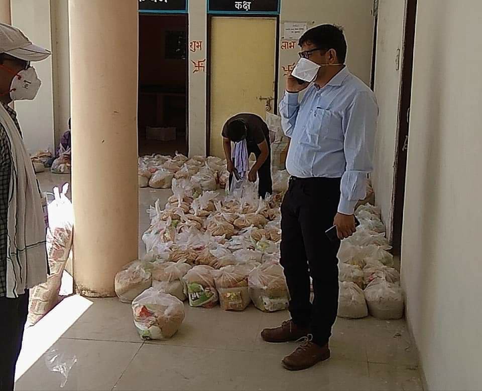 जरूरतमंद लोगों तक जिला प्रशासन द्वारा अन्नपूर्णा रथ के माध्यम से पहुंचाये जा रहे हैं राशन के पैकेट | New India Times