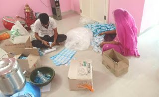 धार जिले मेें स्वयं सहायता समूह की महिलाओं के द्वारा कोरोना संक्रमण से बचाव के लिए पीपीई किट व सैनिटाइजर के निर्माण कार्य की इंदौर संभागायुक्त द्वारा की गई प्रशंसा | New India Times