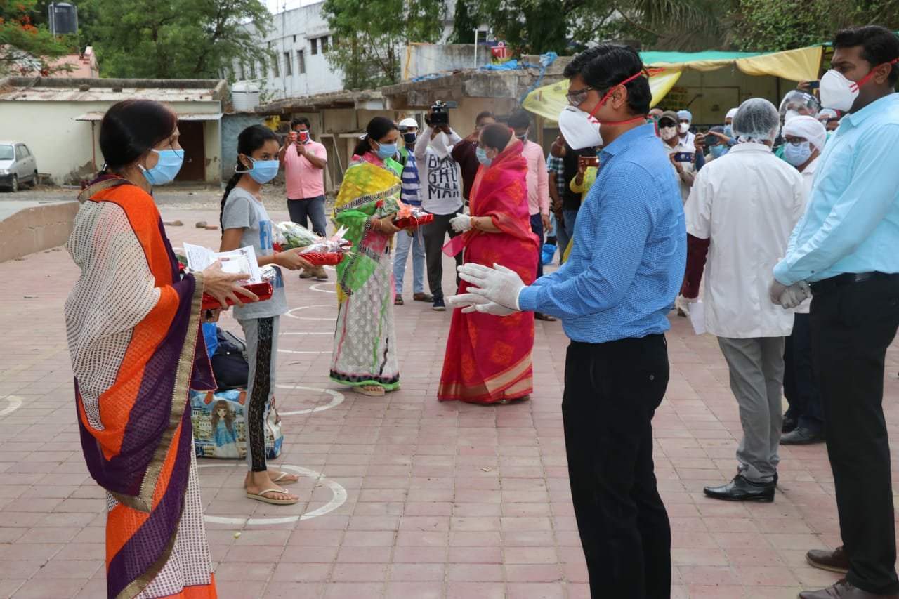 आज 29 कोविड-19 पेशेंट स्वस्थ होकर पहुंचे अपने घर 3 आज 29 कोविड-19 पेशेंट स्वस्थ होकर पहुंचे अपने घर | New India Times